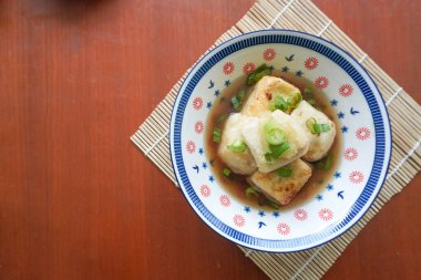 Agedashi Tofu, Japonya 'dan gelen baharatlı bir tofu yemeğidir. İpek tofu ya da ipek fasulye, kinugoshi, doğranır ve sonra patates nişastası ya da mısır nişastası serpiştirilir..