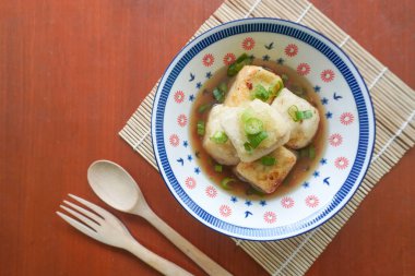 Agedashi Tofu, Japonya 'dan gelen baharatlı bir tofu yemeğidir. İpek tofu ya da ipek fasulye, kinugoshi, doğranır ve sonra patates nişastası ya da mısır nişastası serpiştirilir..