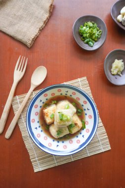 Agedashi Tofu, Japonya 'dan gelen baharatlı bir tofu yemeğidir. İpek tofu ya da ipek fasulye, kinugoshi, doğranır ve sonra patates nişastası ya da mısır nişastası serpiştirilir..