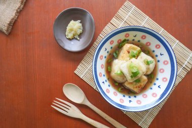 Agedashi Tofu, Japonya 'dan gelen baharatlı bir tofu yemeğidir. İpek tofu ya da ipek fasulye, kinugoshi, doğranır ve sonra patates nişastası ya da mısır nişastası serpiştirilir..
