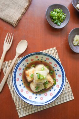 Agedashi Tofu, Japonya 'dan gelen baharatlı bir tofu yemeğidir. İpek tofu ya da ipek fasulye, kinugoshi, doğranır ve sonra patates nişastası ya da mısır nişastası serpiştirilir..