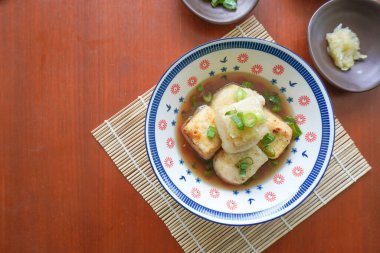 Agedashi Tofu, Japonya 'dan gelen baharatlı bir tofu yemeğidir. İpek tofu ya da ipek fasulye, kinugoshi, doğranır ve sonra patates nişastası ya da mısır nişastası serpiştirilir..