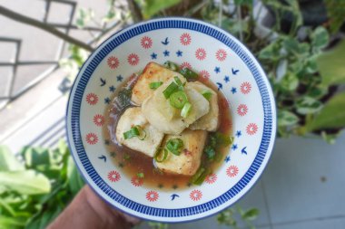 Agedashi Tofu, Japonya 'dan gelen baharatlı bir tofu yemeğidir. İpek tofu ya da ipek fasulye, kinugoshi, doğranır ve sonra patates nişastası ya da mısır nişastası serpiştirilir..