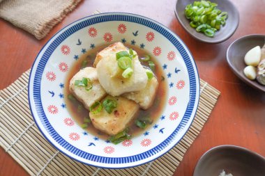 Agedashi Tofu, Japonya 'dan gelen baharatlı bir tofu yemeğidir. İpek tofu ya da ipek fasulye, kinugoshi, doğranır ve sonra patates nişastası ya da mısır nişastası serpiştirilir..