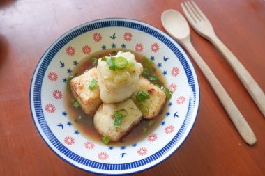 Agedashi Tofu, Japonya 'dan gelen baharatlı bir tofu yemeğidir. İpek tofu ya da ipek fasulye, kinugoshi, doğranır ve sonra patates nişastası ya da mısır nişastası serpiştirilir..