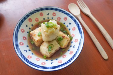 Agedashi Tofu, Japonya 'dan gelen baharatlı bir tofu yemeğidir. İpek tofu ya da ipek fasulye, kinugoshi, doğranır ve sonra patates nişastası ya da mısır nişastası serpiştirilir..