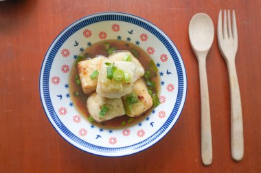 Agedashi Tofu, Japonya 'dan gelen baharatlı bir tofu yemeğidir. İpek tofu ya da ipek fasulye, kinugoshi, doğranır ve sonra patates nişastası ya da mısır nişastası serpiştirilir..
