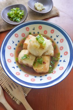 Agedashi Tofu, Japonya 'dan gelen baharatlı bir tofu yemeğidir. İpek tofu ya da ipek fasulye, kinugoshi, doğranır ve sonra patates nişastası ya da mısır nişastası serpiştirilir..