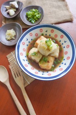 Agedashi Tofu, Japonya 'dan gelen baharatlı bir tofu yemeğidir. İpek tofu ya da ipek fasulye, kinugoshi, doğranır ve sonra patates nişastası ya da mısır nişastası serpiştirilir..