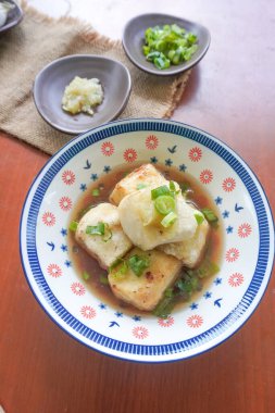 Agedashi Tofu, Japonya 'dan gelen baharatlı bir tofu yemeğidir. İpek tofu ya da ipek fasulye, kinugoshi, doğranır ve sonra patates nişastası ya da mısır nişastası serpiştirilir..