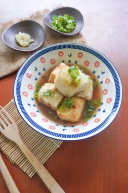 Agedashi Tofu, Japonya 'dan gelen baharatlı bir tofu yemeğidir. İpek tofu ya da ipek fasulye, kinugoshi, doğranır ve sonra patates nişastası ya da mısır nişastası serpiştirilir..