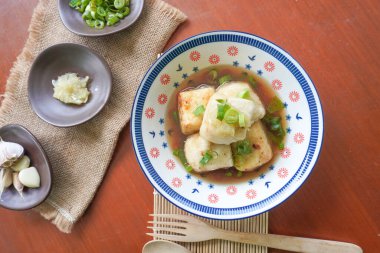 Agedashi Tofu, Japonya 'dan gelen baharatlı bir tofu yemeğidir. İpek tofu ya da ipek fasulye, kinugoshi, doğranır ve sonra patates nişastası ya da mısır nişastası serpiştirilir..