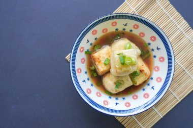 Agedashi Tofu, Japonya 'dan gelen baharatlı bir tofu yemeğidir. İpek tofu ya da ipek fasulye, kinugoshi, doğranır ve sonra patates nişastası ya da mısır nişastası serpiştirilir..
