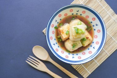 Agedashi Tofu, Japonya 'dan gelen baharatlı bir tofu yemeğidir. İpek tofu ya da ipek fasulye, kinugoshi, doğranır ve sonra patates nişastası ya da mısır nişastası serpiştirilir..