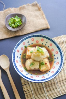 Agedashi Tofu, Japonya 'dan gelen baharatlı bir tofu yemeğidir. İpek tofu ya da ipek fasulye, kinugoshi, doğranır ve sonra patates nişastası ya da mısır nişastası serpiştirilir..