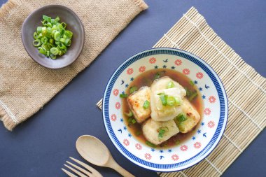 Agedashi Tofu, Japonya 'dan gelen baharatlı bir tofu yemeğidir. İpek tofu ya da ipek fasulye, kinugoshi, doğranır ve sonra patates nişastası ya da mısır nişastası serpiştirilir..