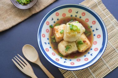 Agedashi Tofu, Japonya 'dan gelen baharatlı bir tofu yemeğidir. İpek tofu ya da ipek fasulye, kinugoshi, doğranır ve sonra patates nişastası ya da mısır nişastası serpiştirilir..