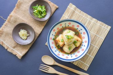 Agedashi Tofu, Japonya 'dan gelen baharatlı bir tofu yemeğidir. İpek tofu ya da ipek fasulye, kinugoshi, doğranır ve sonra patates nişastası ya da mısır nişastası serpiştirilir..