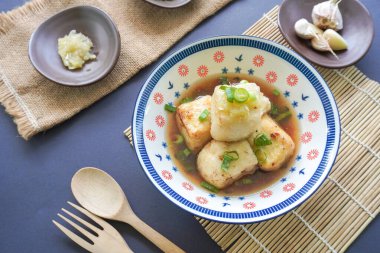 Agedashi Tofu, Japonya 'dan gelen baharatlı bir tofu yemeğidir. İpek tofu ya da ipek fasulye, kinugoshi, doğranır ve sonra patates nişastası ya da mısır nişastası serpiştirilir..