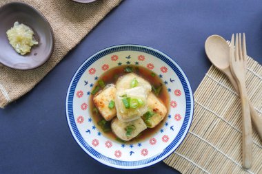 Agedashi Tofu, Japonya 'dan gelen baharatlı bir tofu yemeğidir. İpek tofu ya da ipek fasulye, kinugoshi, doğranır ve sonra patates nişastası ya da mısır nişastası serpiştirilir..