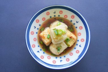 Agedashi Tofu, Japonya 'dan gelen baharatlı bir tofu yemeğidir. İpek tofu ya da ipek fasulye, kinugoshi, doğranır ve sonra patates nişastası ya da mısır nişastası serpiştirilir..