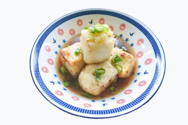 Agedashi Tofu, Japonya 'dan gelen baharatlı bir tofu yemeğidir. İpek tofu ya da ipek fasulye, kinugoshi, doğranır ve sonra patates nişastası ya da mısır nişastası serpiştirilir..