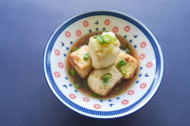 Agedashi Tofu, Japonya 'dan gelen baharatlı bir tofu yemeğidir. İpek tofu ya da ipek fasulye, kinugoshi, doğranır ve sonra patates nişastası ya da mısır nişastası serpiştirilir..