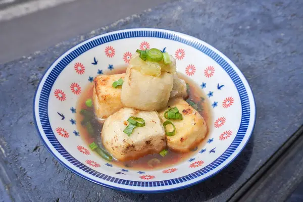 Agedashi Tofu, Japonya 'dan gelen baharatlı bir tofu yemeğidir. İpek tofu ya da ipek fasulye, kinugoshi, doğranır ve sonra patates nişastası ya da mısır nişastası serpiştirilir..
