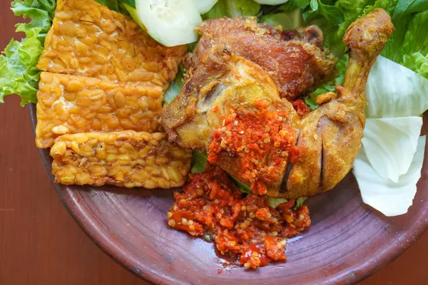 Ayam penyet, Endonezya 'da kızarmış tavuk çeşididir ve tavuk, salatalık dilimi, kızarmış tempo, marul, sambal ve biber ile servis edilir.