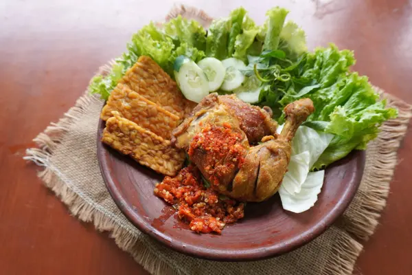 Ayam penyet, Endonezya 'da kızarmış tavuk çeşididir ve tavuk, salatalık dilimi, kızarmış tempo, marul, sambal ve biber ile servis edilir.