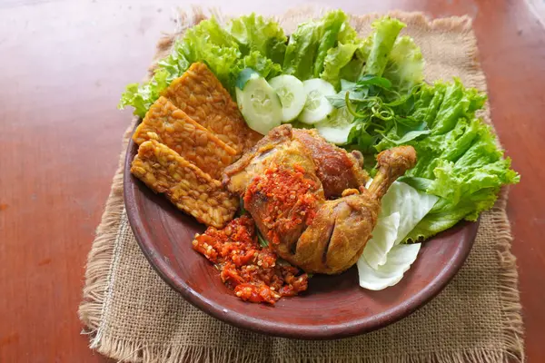 Ayam penyet, Endonezya 'da kızarmış tavuk çeşididir ve tavuk, salatalık dilimi, kızarmış tempo, marul, sambal ve biber ile servis edilir.