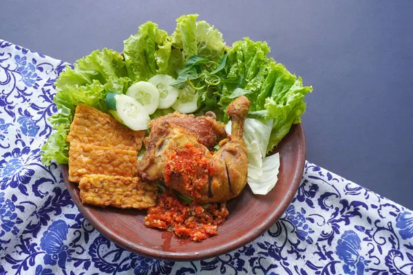 Ayam penyet, Endonezya 'da kızarmış tavuk çeşididir ve tavuk, salatalık dilimi, kızarmış tempo, marul, sambal ve biber ile servis edilir.