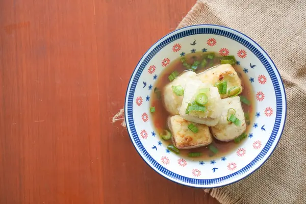 Agedashi Tofu, Japonya 'dan gelen baharatlı bir tofu yemeğidir. İpek tofu ya da ipek fasulye, kinugoshi, doğranır ve sonra patates nişastası ya da mısır nişastası serpiştirilir..