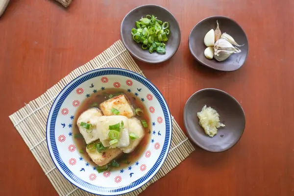 Agedashi Tofu, Japonya 'dan gelen baharatlı bir tofu yemeğidir. İpek tofu ya da ipek fasulye, kinugoshi, doğranır ve sonra patates nişastası ya da mısır nişastası serpiştirilir..
