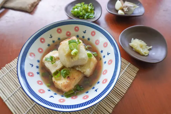 Agedashi Tofu, Japonya 'dan gelen baharatlı bir tofu yemeğidir. İpek tofu ya da ipek fasulye, kinugoshi, doğranır ve sonra patates nişastası ya da mısır nişastası serpiştirilir..