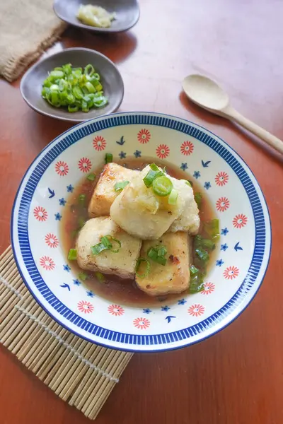 Agedashi Tofu, Japonya 'dan gelen baharatlı bir tofu yemeğidir. İpek tofu ya da ipek fasulye, kinugoshi, doğranır ve sonra patates nişastası ya da mısır nişastası serpiştirilir..