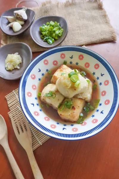 Agedashi Tofu, Japonya 'dan gelen baharatlı bir tofu yemeğidir. İpek tofu ya da ipek fasulye, kinugoshi, doğranır ve sonra patates nişastası ya da mısır nişastası serpiştirilir..