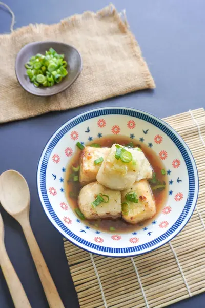 Agedashi Tofu, Japonya 'dan gelen baharatlı bir tofu yemeğidir. İpek tofu ya da ipek fasulye, kinugoshi, doğranır ve sonra patates nişastası ya da mısır nişastası serpiştirilir..