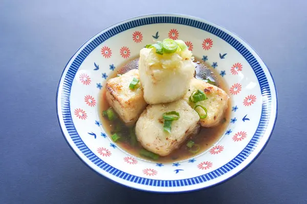 Agedashi Tofu, Japonya 'dan gelen baharatlı bir tofu yemeğidir. İpek tofu ya da ipek fasulye, kinugoshi, doğranır ve sonra patates nişastası ya da mısır nişastası serpiştirilir..