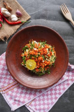 Trancam, Java, Endonezya 'dan gelen geleneksel bir salatadır; salatalık, fesleğen, uzun fasulye ve beyaz lahana gibi taze sebzelerden yapılır..