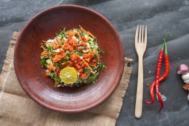 Trancam, Java, Endonezya 'dan gelen geleneksel bir salatadır; salatalık, fesleğen, uzun fasulye ve beyaz lahana gibi taze sebzelerden yapılır..