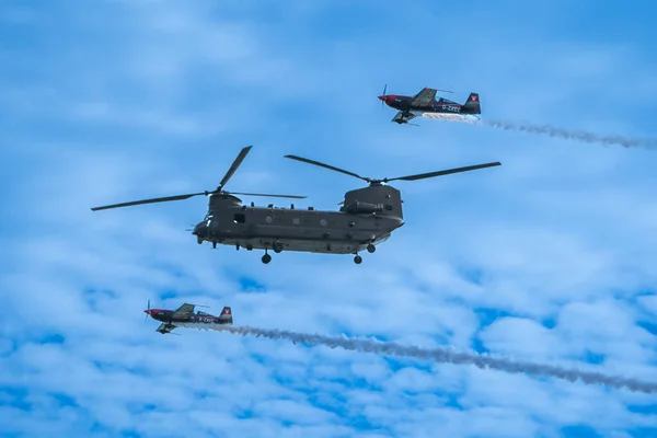 Chinook Helicopter Extra 300 Aircraft Flyby Bournemouth Air Festival 2022 — стокове фото