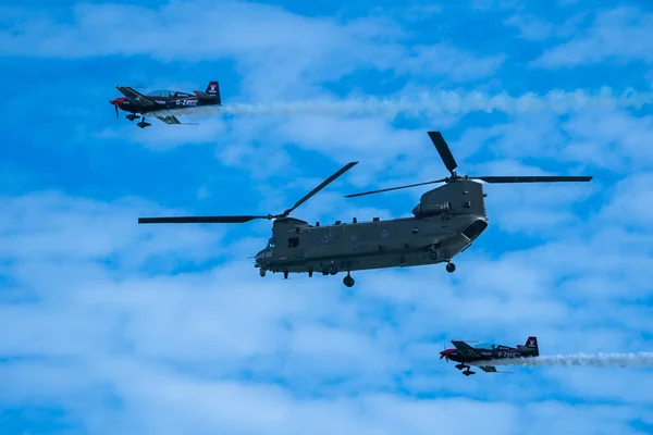 チヌークヘリコプターと余分な300航空機フライバイボーンマス航空祭2022 — ストック写真
