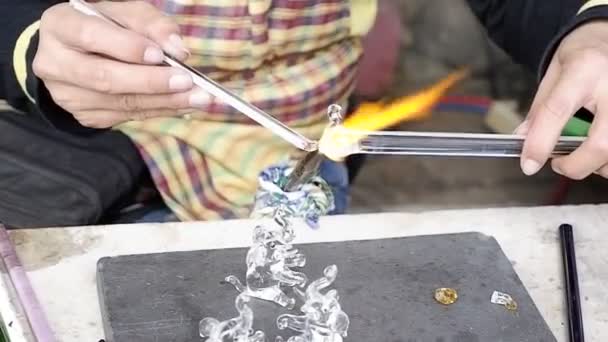Glaswerker Bij Het Vormgeven Van Het Glas Met Een Zeer — Stockvideo