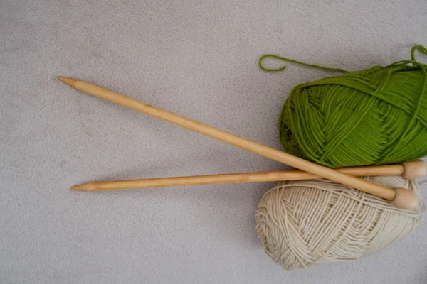 Knitting Needles Yarn Laying Fabric Background — Stock Photo, Image
