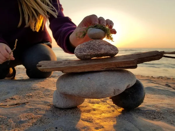 Молода Дівчина Будує Інукшука Водоростями Пляжі Заході Сонця — стокове фото