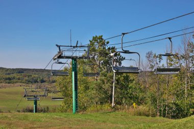 Sonbaharda kayak merkezinde başkanlar kar ve çimen olmadan. Yüksek kalite fotoğraf