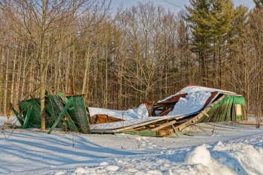 Eski yeşil ahır yapısı yaşlılık ve kışın yoğun kar yağışı nedeniyle çöker. Yüksek kalite fotoğraf