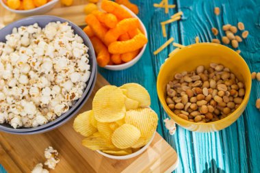 Bira, ahşap masada tuzlu atıştırmalıklar