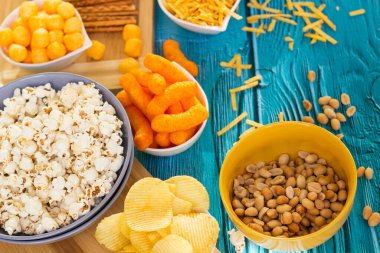 Bira, ahşap masada tuzlu atıştırmalıklar